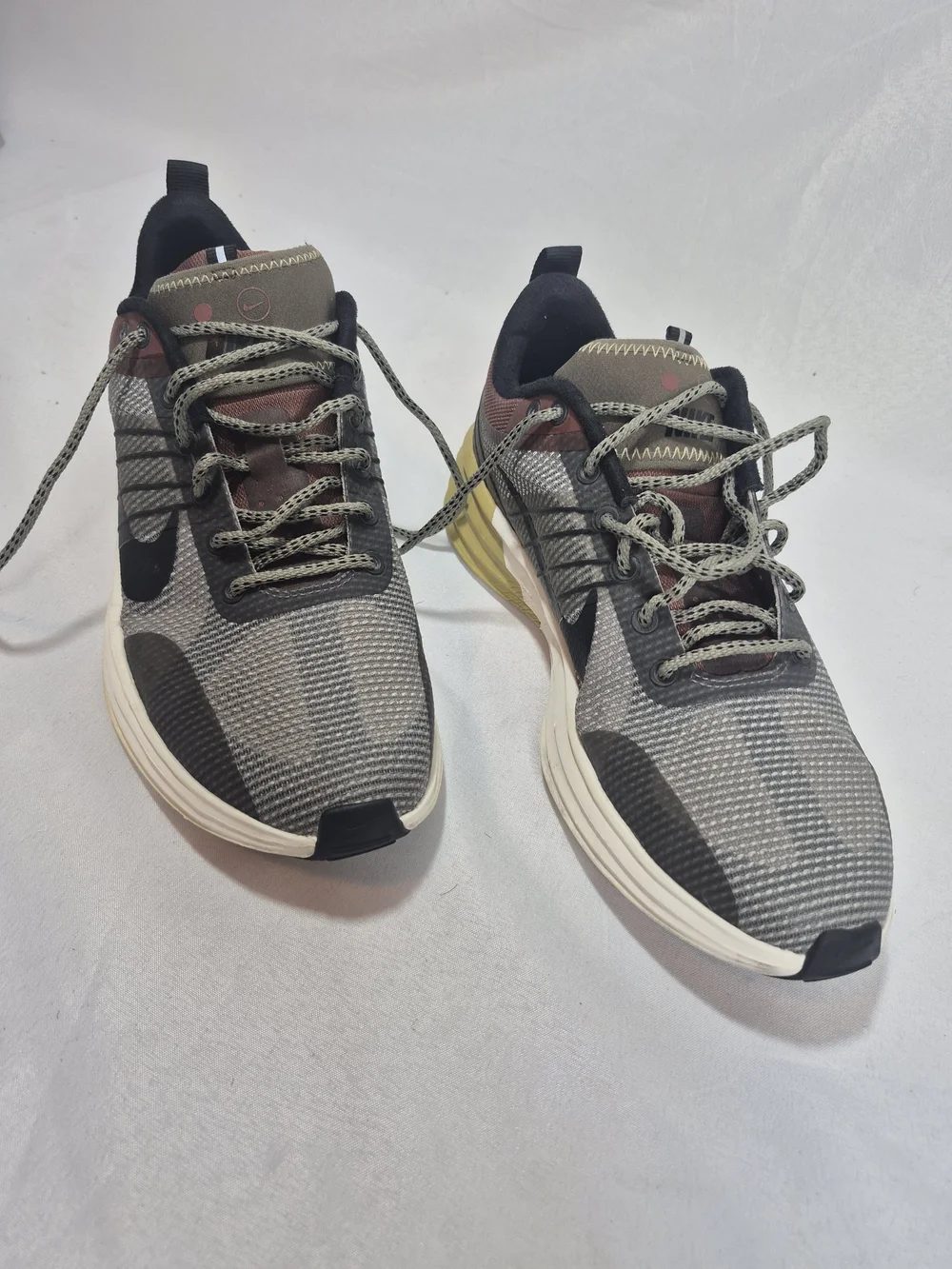 Nike Men Lunar Roam SE ’s Gray, Olive & Yellow Sneakers